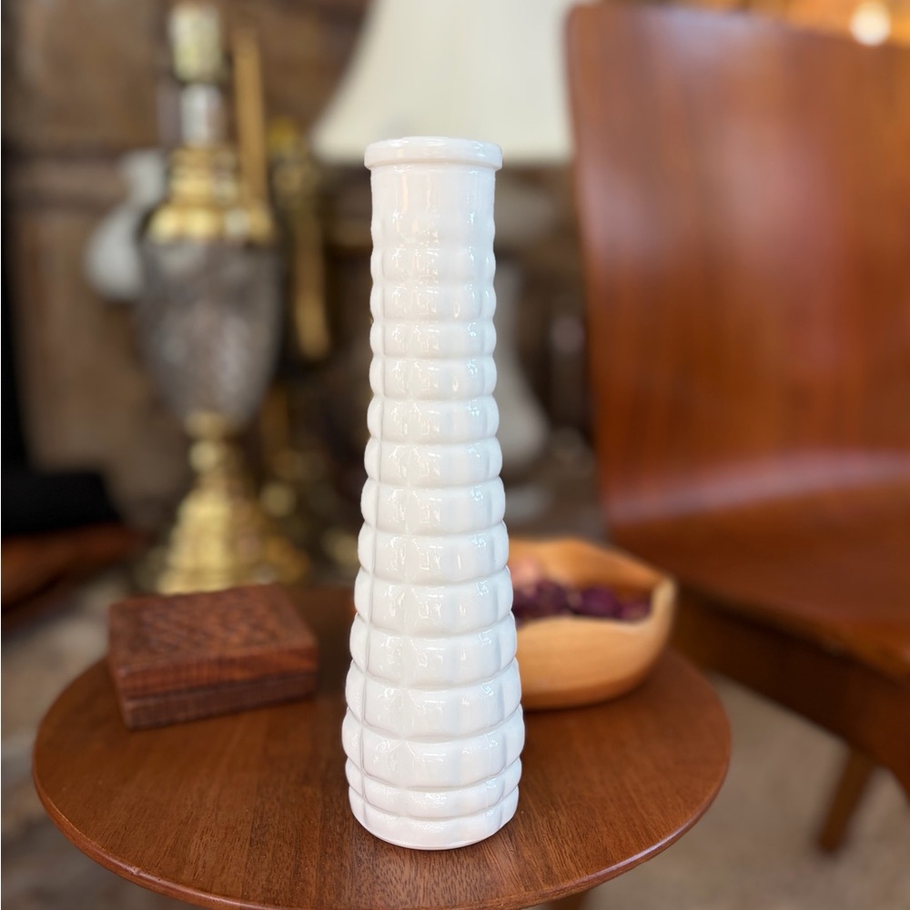 E.O. Brody~White Milk Vase Bud Quilt Pattern Marked USA